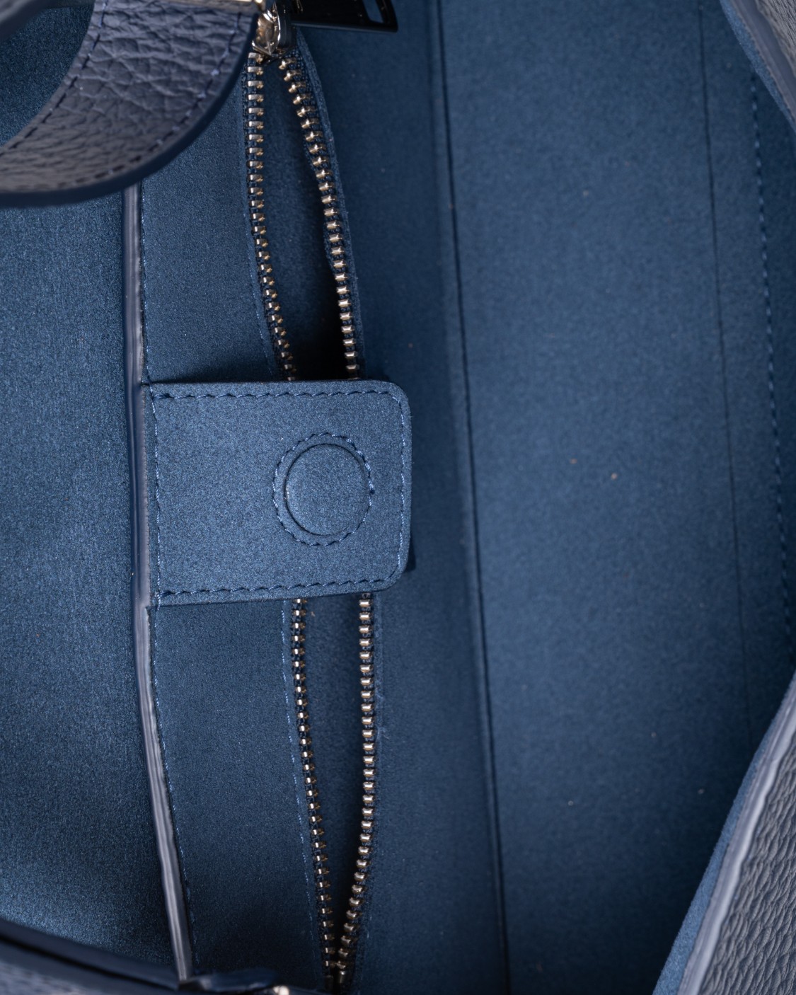 shop ORCIANI  Borsa: Orciani borsa Sveva Longuette Sense in pelle con tracolla.
Dimensioni: 34cm x 18cm x 14cm.
Tre tasche interne, di cui una con zip.
Chiusura con patta con bottone magnetico.
Apertura a scomparsa sulla parte alta della patta, tracolla di servizio regolabile e rimovibile.
Dettagli in pelle martellata, finitura palladio.
Composizione: 100% Pelle.
Fabbricata in Italia.. B02159 SOF-NAVY number 2594412